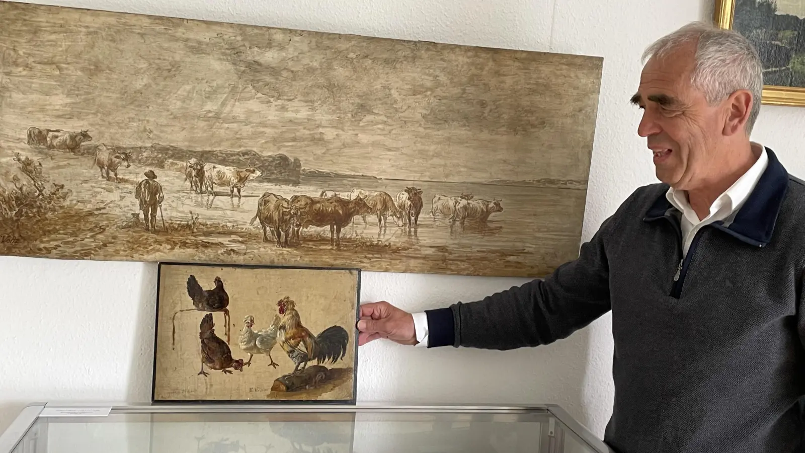 Erich Rüba mit Tiergemälden von Johann Friedrich Voltz in der neuen Ausstellung in der Gemeindegalerie Weßling. (Foto: pst)
