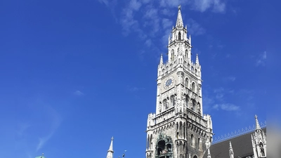 Die Uhr am Rathausturm wird repariert. Sie besteht aus einem Mosaik.  (Foto: mha)