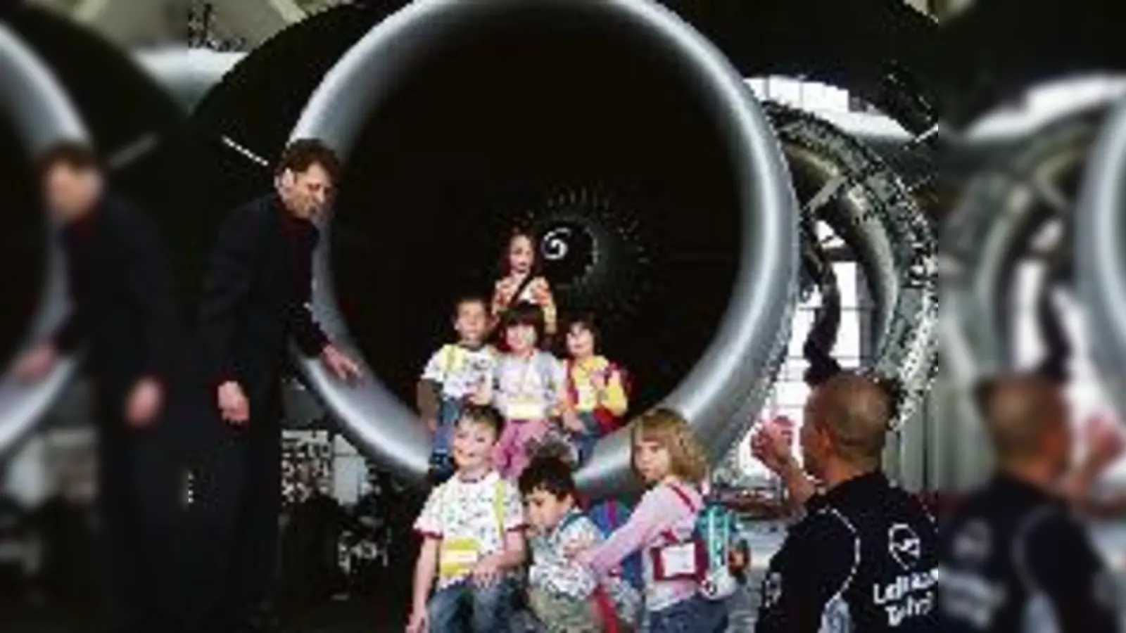 Technik zum Anfassen: Die Kindergartenkinder des Kindergartens am Klinikum rechts der Isar beim Besuch in einer Flugwerft.	  (Foto: Klinikum)