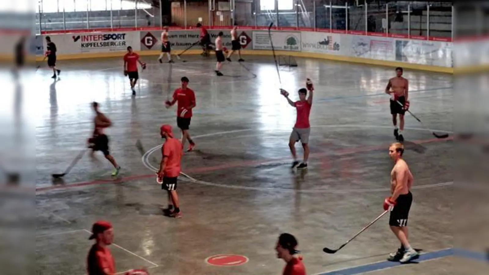 Spieler des EHC Klostersee beim Sommertraining auf der Piste - noch ohne Eis. In drei Wochen wird man dort wieder in  Ausrüstung und Schlittschuhen unterwegs sein.	 (Foto: smg/Nicky Alexander)