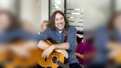 Liedermacher, Stadtrat und für Senioren engagiert, all&#39; das ist Roland Hefter.  (Foto: Domsch)