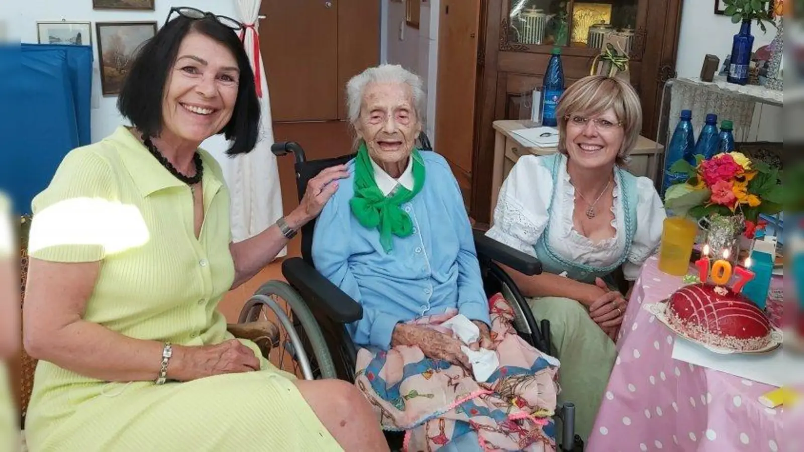 Andrea Richter (links) feierte mit ihrer Mutter Elisabeth ihren 107. Geburtstag. Zu diesem besonderen Anlass gratulierte dritte Bürgermeisterin Cornelia Zechmeister (rechts) im Namen der Gemeinde Pullach. (Foto: Gemeinde Pullach)