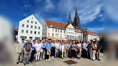 Die Ausflugsgruppe auf dem Neupfarrplatz.  (Foto: Großinzemooser Kameradschaft )
