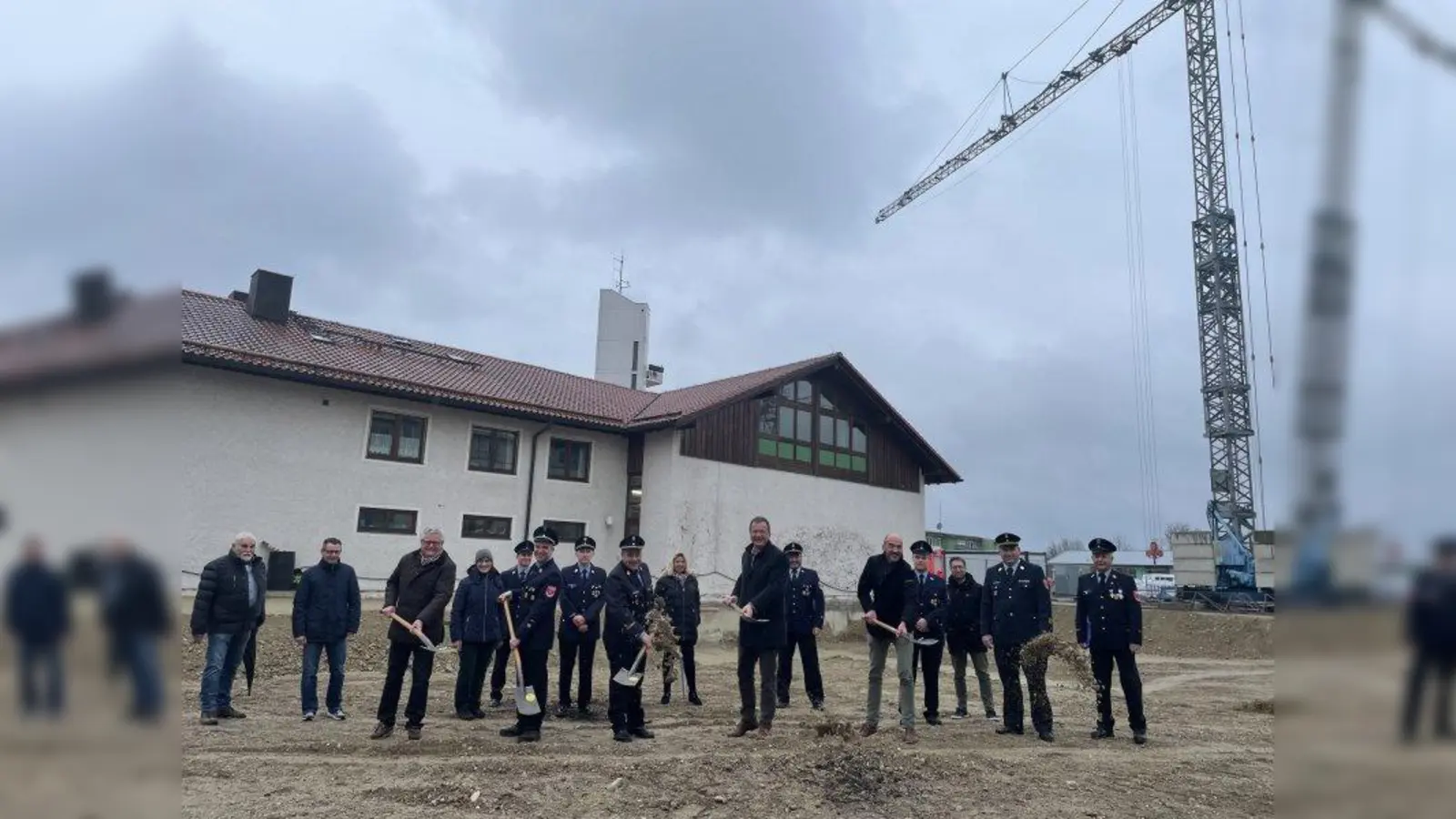 Feste schaufeln durften die Teilnehmer beim Spatenstich für einen neuen Feuerwehr-Anbau. (Foto: pst)