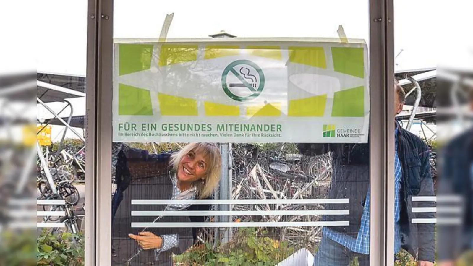 Bürgermeisterin Gabriele Müller startet Aufruf für rauchfreie Bushäuschen in Haar.	 (Foto: oh)