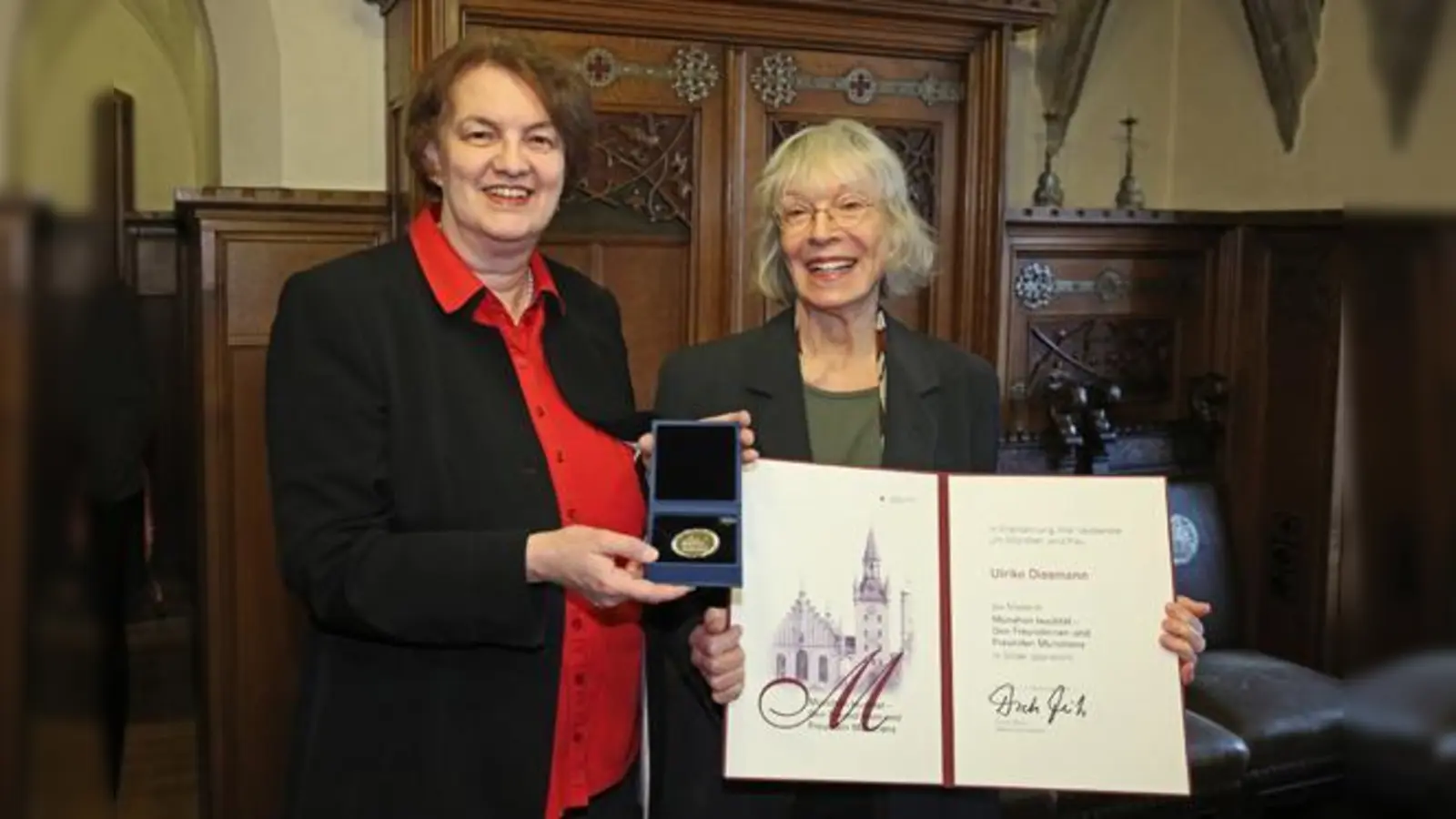 Ulrike Dissmann (r.) erhielt die Auszeichnung von Münchens Bürgermeisterin Christine Stobl.  (Foto: Michael Nagy/Presseamt München)
