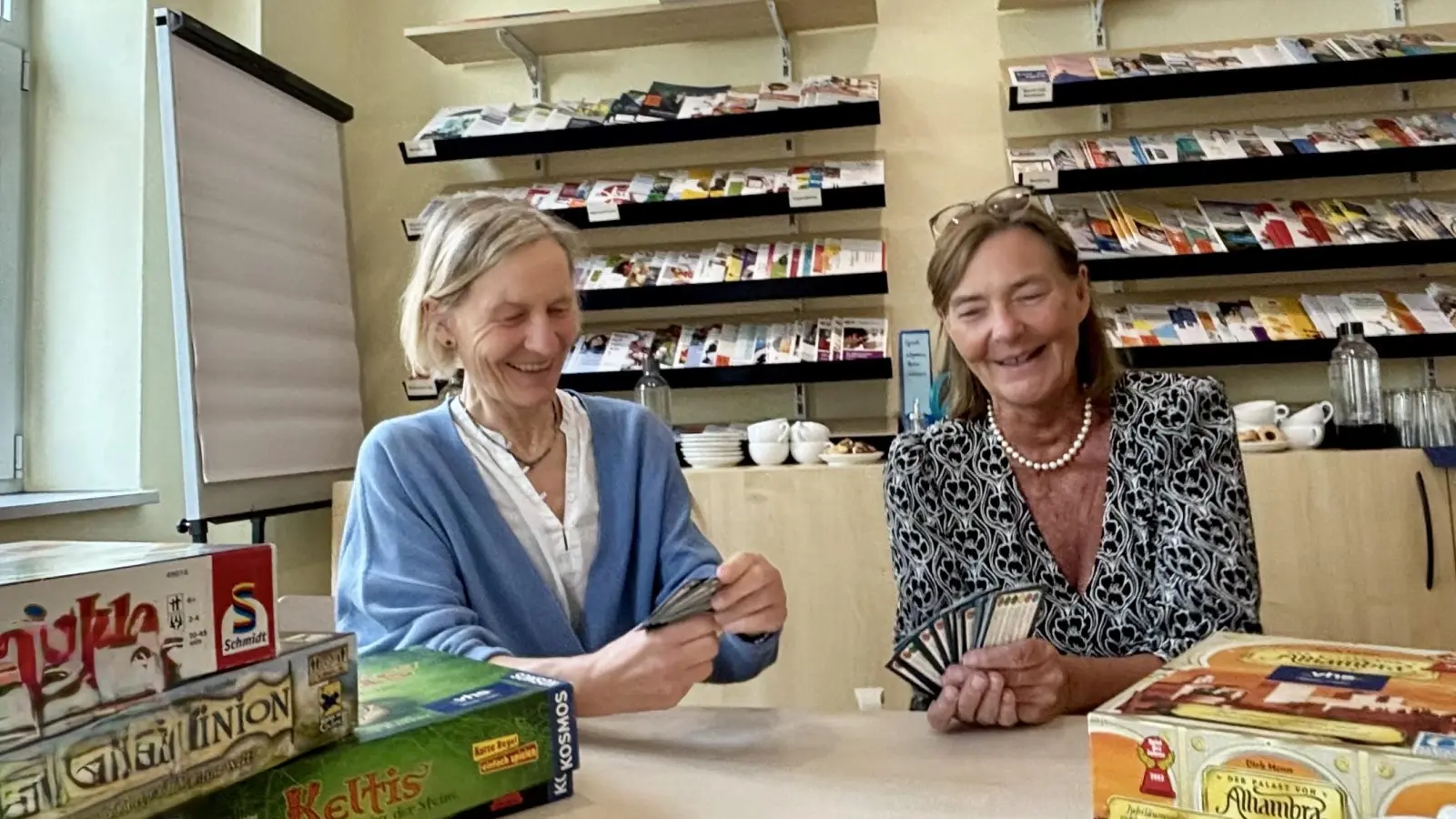 Friederike Hopfmiller von der Würmtalinsel und Seniorenreferentin Beate Dürrschmidt (v.l.) starteten einen Spielenachmittag in der Insel, der nun immer am letzten Freitag im Monat stattfinden soll. (Foto: Ulrike Seiffert)