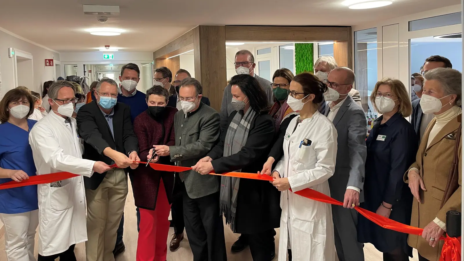 Bei der Eröffnung der neuen Station waren neben Prof. Ingo Kleiter (zweiter von links) viele Ehrengäste aus Politik und Gesundheit anwesend.  (Foto: Fabrizio Giordano/Gesundheitsreferat)