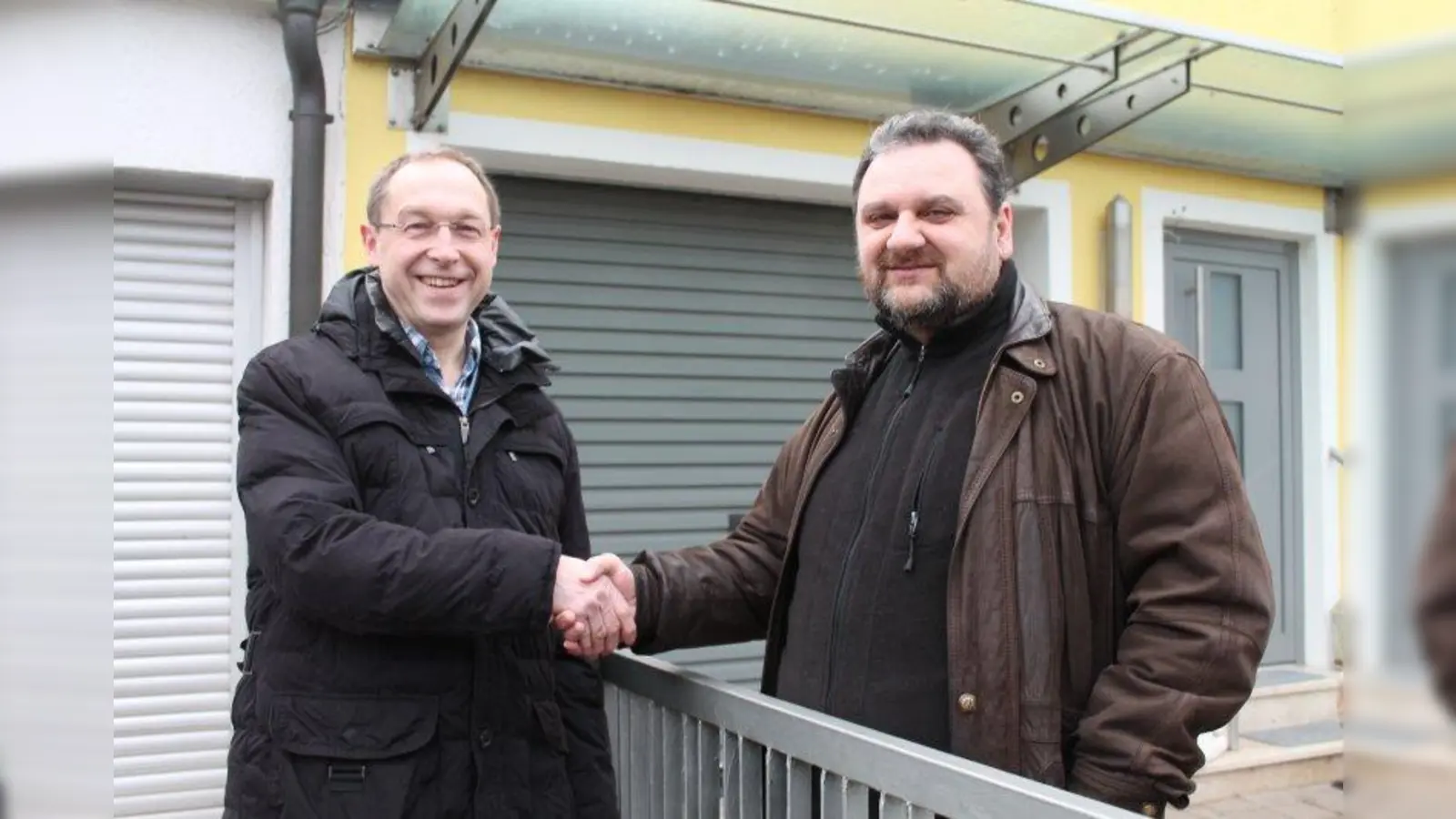 Ein gutes nachbarschaftliches Verhältnis bereichert das Leben: Max Straßer und Manfred Schäffer wohnen mit ihren Familien Tür an Tür. (Foto: bb)