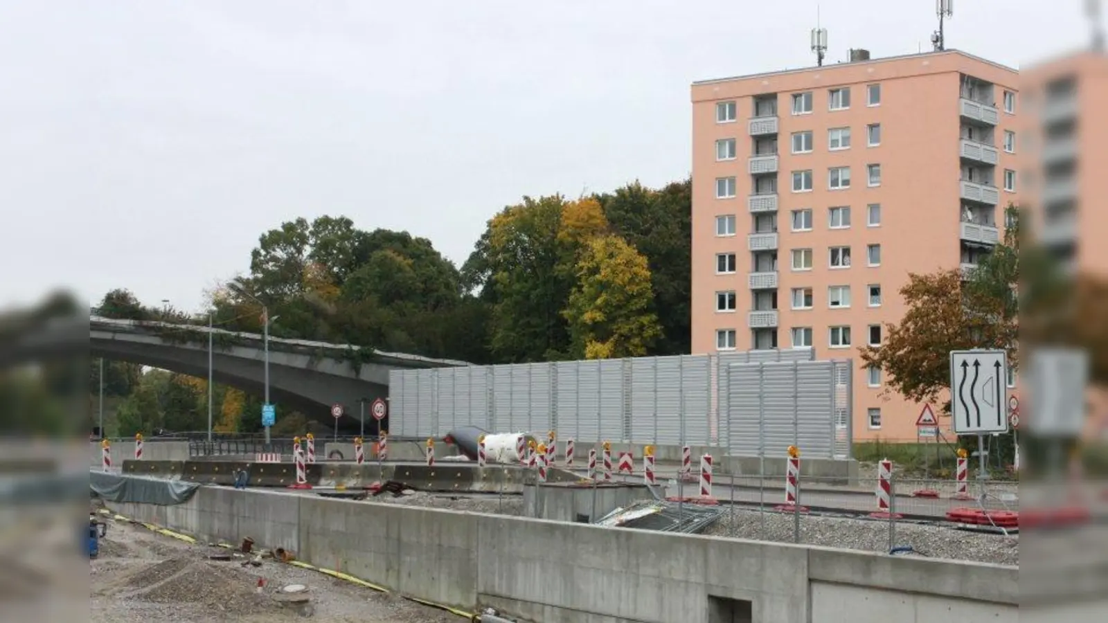 Prägt das Viertel: der Ausbau des Mittleren Rings, hier am Nordportal des Tunnels in der Garmischer Straße. Mit der „blickdichten” Lärmschutzwand  (Mitte) nahe der Westparkbrücke sind nicht alle Anwohner zufrieden. (Foto: job)