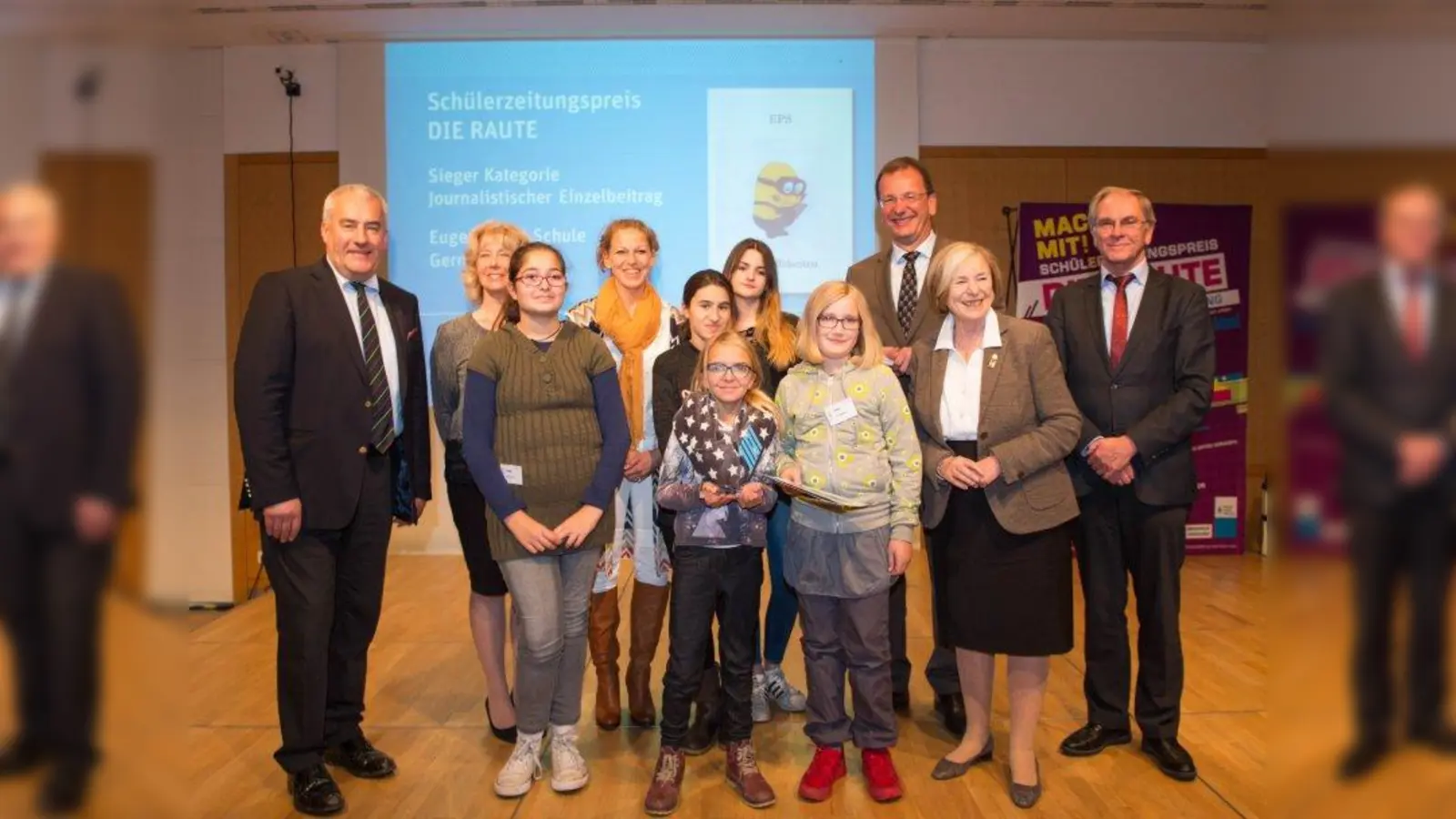 Bei der Preisverleihung v.l.: Kultusminister Ludwig Spaenle, Schulleiterin Rita Malterer-Forster, Lehrerin Astrid Deuchert, die jungen Preisträgerinnen, OB Andreas Haas, Stiftungsvorsitzende Ursula Männle und Franz Gruber, Leiter des Instituts für Politische Bildung. (Foto: Hanns-Seidel-Stiftung)