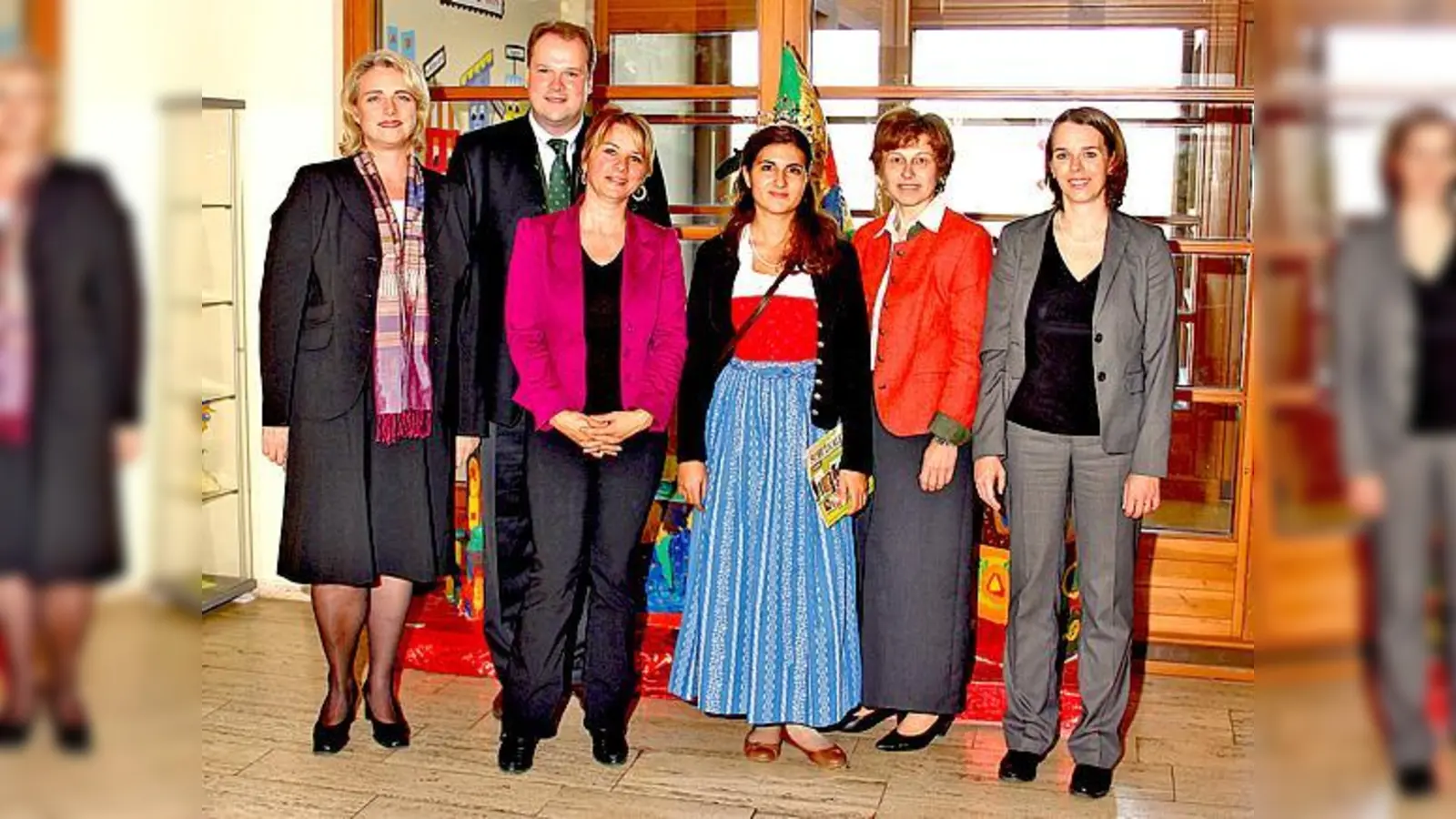 Katja Tombrock-Söll, Christoph Göbel, Claudia Lehmann, Anna Weidinger, Maria Knoller und Katharina Schwarzenberger beim Schulbesuch. 	 (Foto: Gessner)