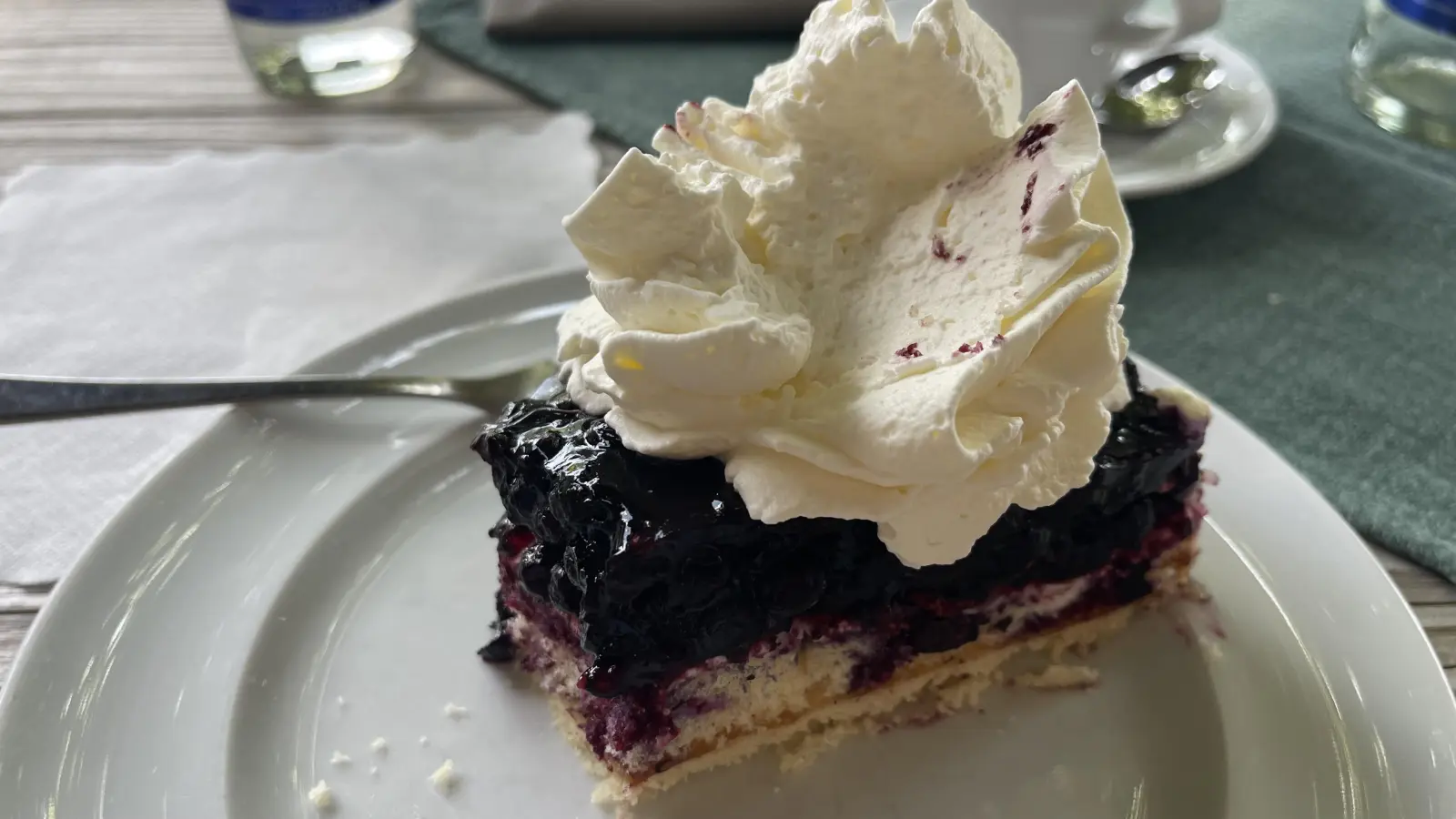 In geselliger Runde Kaffee und Kuchen genießen kann man beim Café der Nachbarschaft Schwabing.  (Foto: hw)