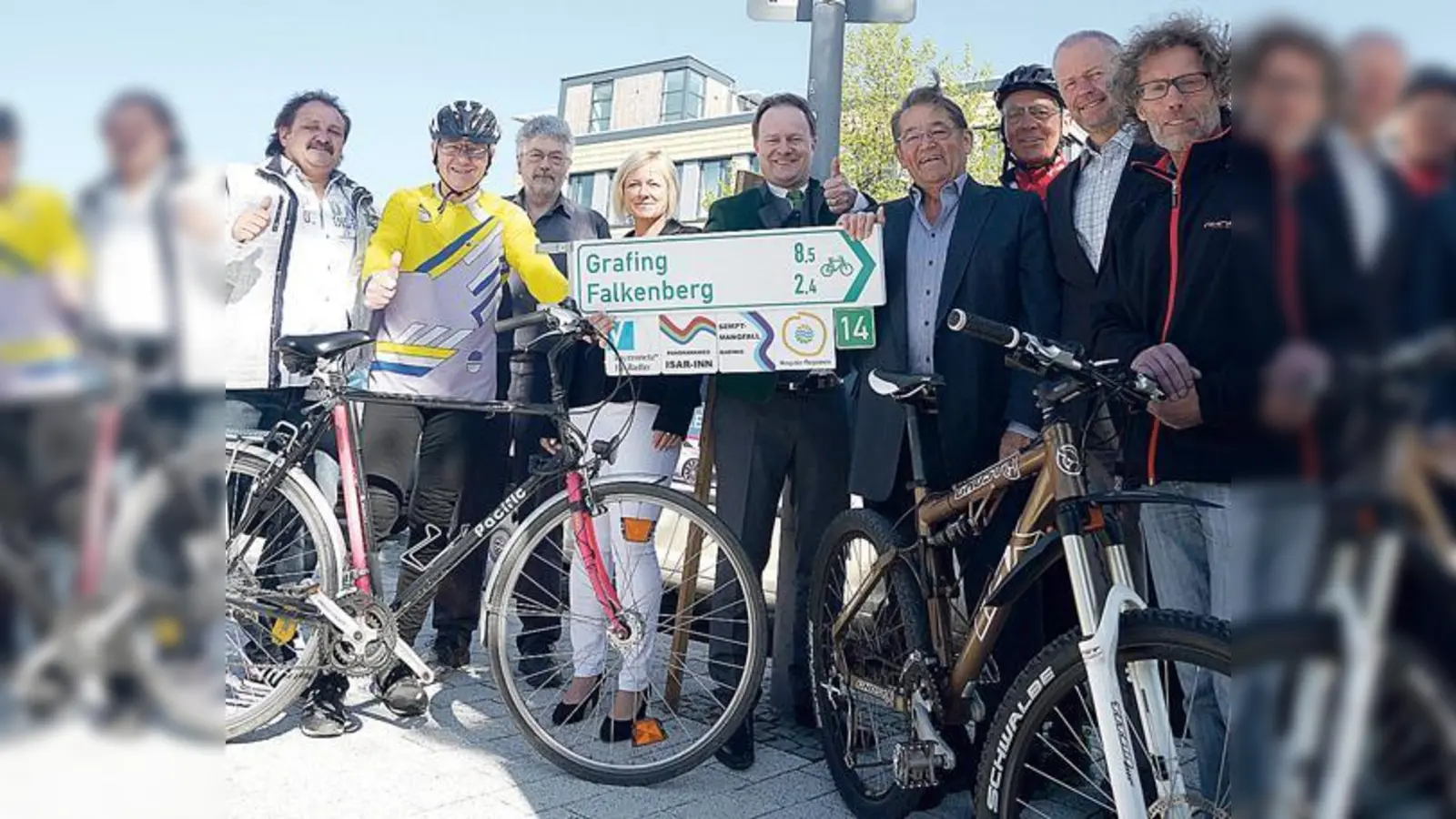Henry Rüstow, Jochen Methner, Johannes Dirscherl, Sabine Mai, Robert Niedergesäß Augustinus Meusel, Wolfgang Staude, Dr. Georg Holley und Werner Hötzel (v. li.). 	 (Foto: LRA)