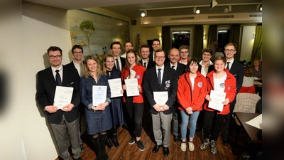 Die Wasserwacht Pilsensee ehrte bei der kürzlich stattgefundenen Jahreshauptversammlung Mitglieder, die sich besonders für die Ortsgruppe engagieren. (Foto: Wasserwacht Ortsgruppe Pilsensee)