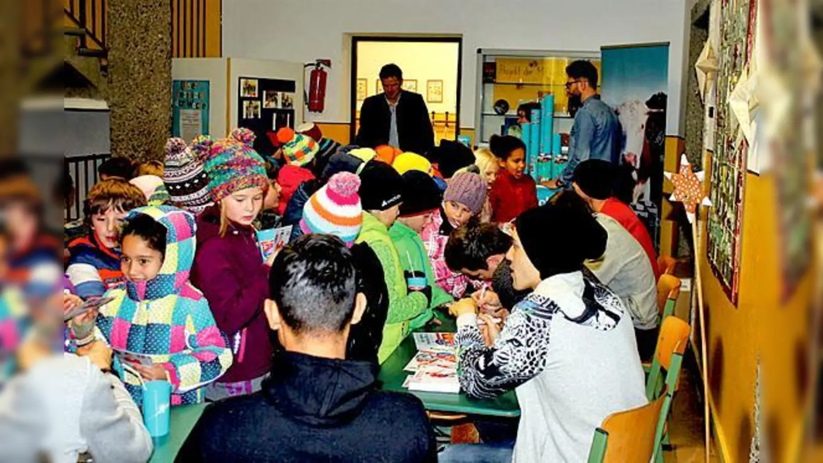 An der Grundschule Miesbach gingen die Kinder auf die Autogrammkartenjagd.	 (Foto: Hartmann)