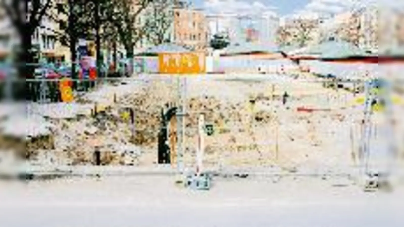 Damit der Viktualienmarkt schöner wird, entsteht derzeit auf der süd-westlichen Seite des Marktes, der Frauenstraße, eine Abfallentsorgungsstation. (Foto: gf)