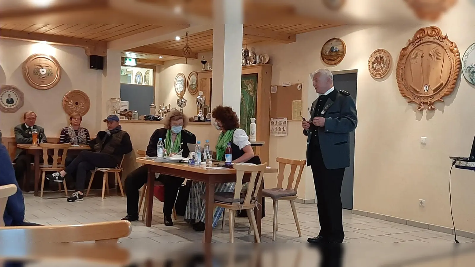 Die Jahreshauptversammlung der SG Frohsinn fand kürlichstatt, hier mit 1. Schützenmeister Rudolf Pauli, Schriftführerin Angelika Pali und der ersten. Kassenwartin Elfriede Liebhart (v. r.) bei der Aussprache. (Foto: Frohsinn Schützen)