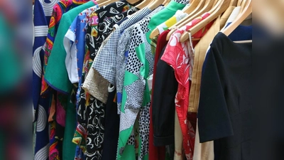 Für die Entgegennahme, Sortierung undAusgabe der gespendeten Kleidung sucht die Kleiderkammer ehrenamtliche Helferinnen und Helfer. (Foto: Caritas)