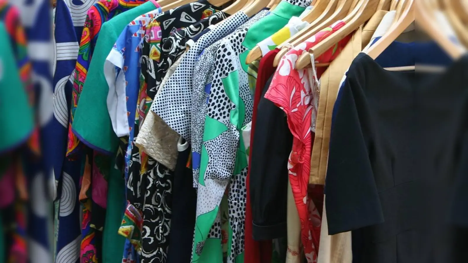 Für die Entgegennahme, Sortierung undAusgabe der gespendeten Kleidung sucht die Kleiderkammer ehrenamtliche Helferinnen und Helfer. (Foto: Caritas)