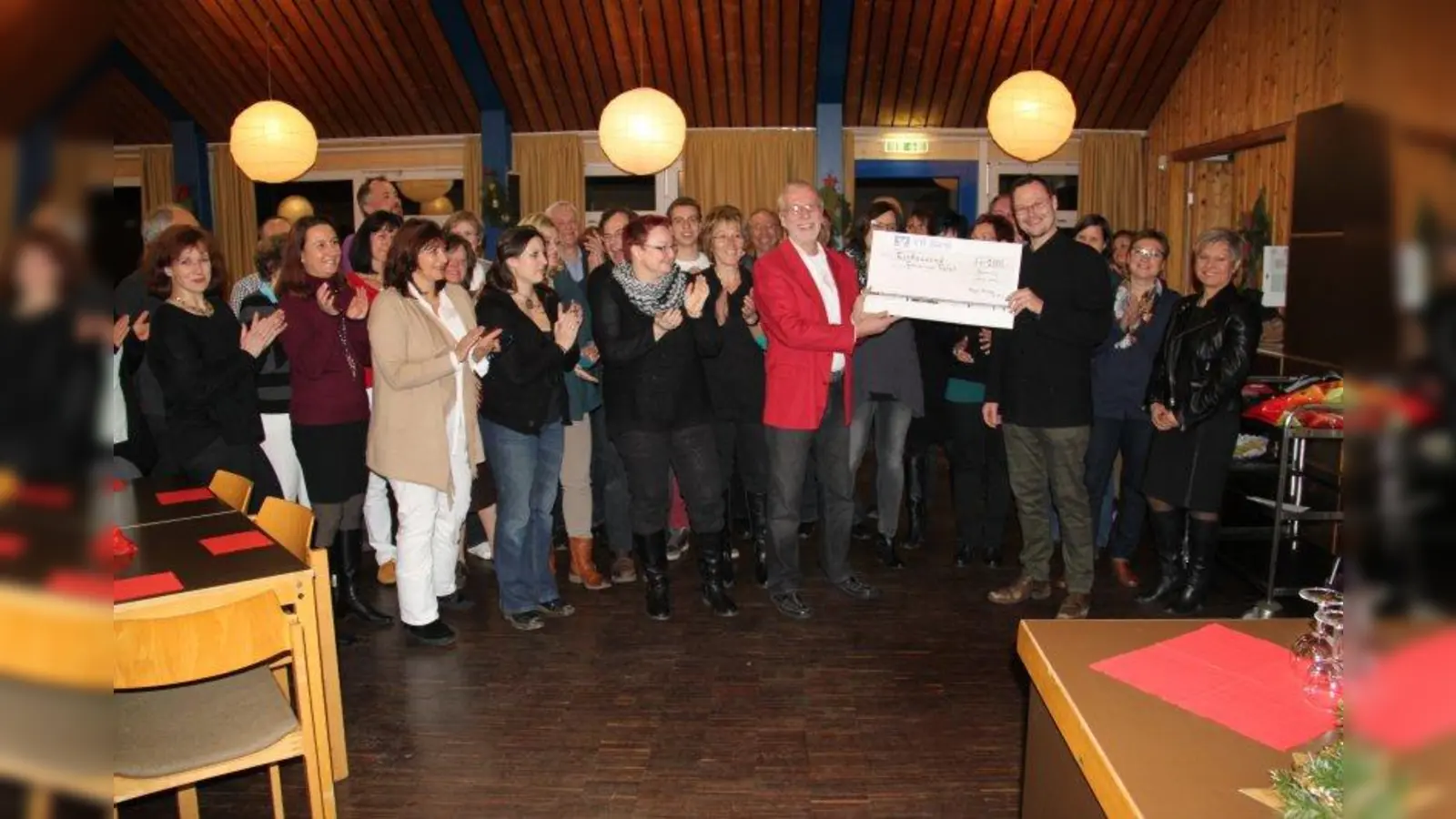 Jürgen Quest von der Germeringer Tafel (links) freut sich über den Spendenscheck über 1000 Euro von Chorleiter Christoph Hauser. (Foto: Christian Siebert)