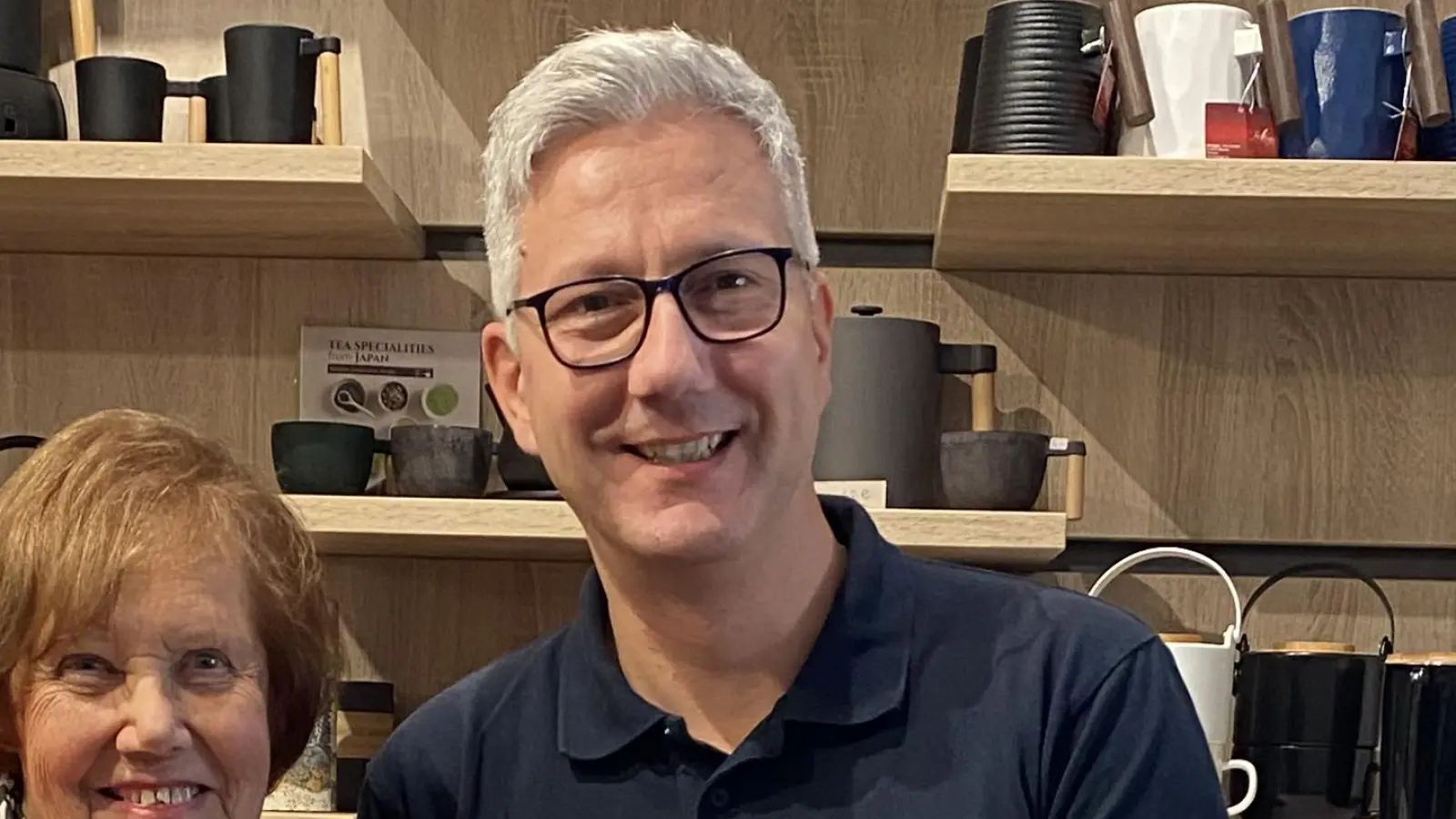 Starten gemeinsam die Polio-Spendenaktion: TeeZeit-Inhaberin Ruth Wirthmann (l.) und der Germeringer Rotary Präsident Bert Beyreuther. (Foto: Rotary)