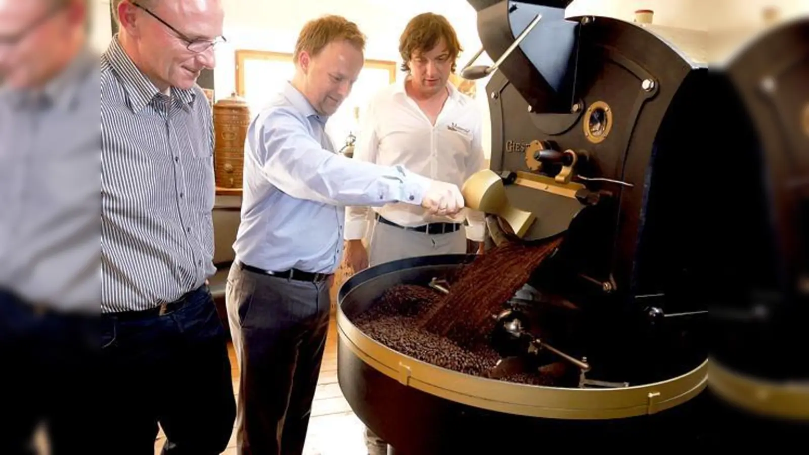Der Duft frischen Kaffees! Aßlings Bürgermeister Hans Fent, Landrat Robert Niedergesäß und Ralf Heincke, einer Geschäftsführer der Kaffeerösterei Martermühle GmbH.	  (Foto: Lk)