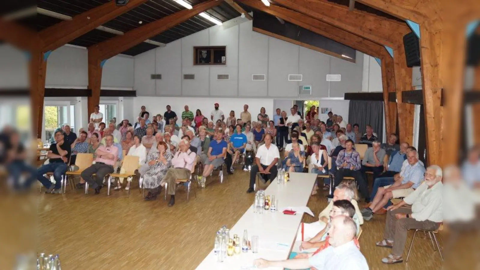 Rund 150 Weßlinger waren zu der Sondersitzung in das Freizeitheim Hochstadt gekommen (Foto: pst)