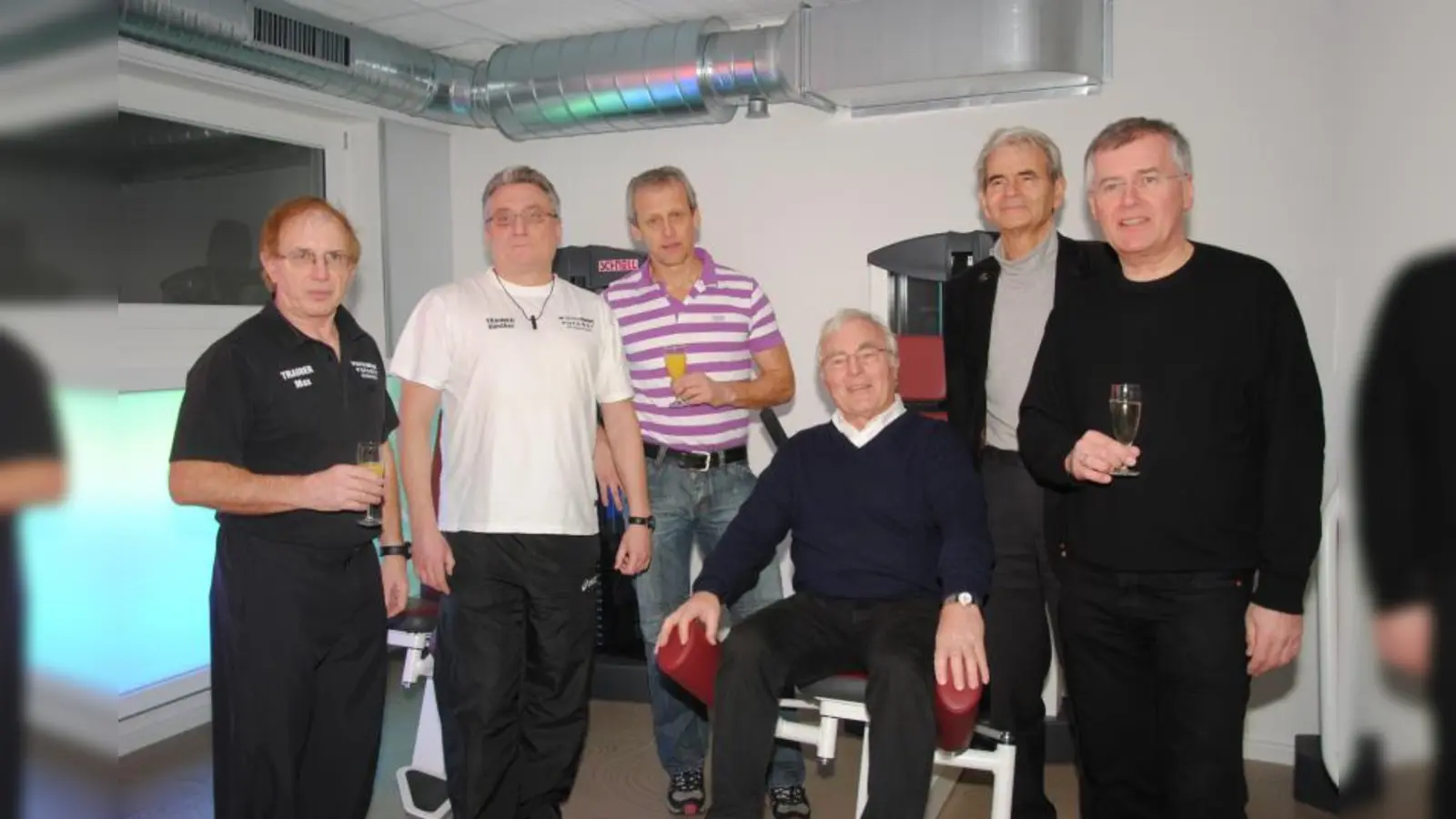 Bei der feierlichen Eröffnung des neuen Fitnessraums (von links) Max Mühlbauer, Günther Schmauss, Harald Burger, Norbert Stellmach, Gerhard Höfle und Werner Lamche. (Foto: Eva Schraft)