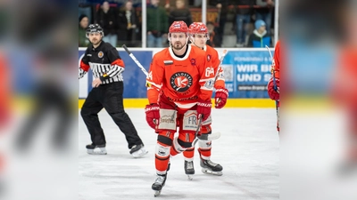 Verteidiger Marek Haloda und (dahinter) Tobias Hilger werden auch in der nächsten Saison das rot-weiße Trikot des EHC Klostersee tragen.  (Foto: smg)