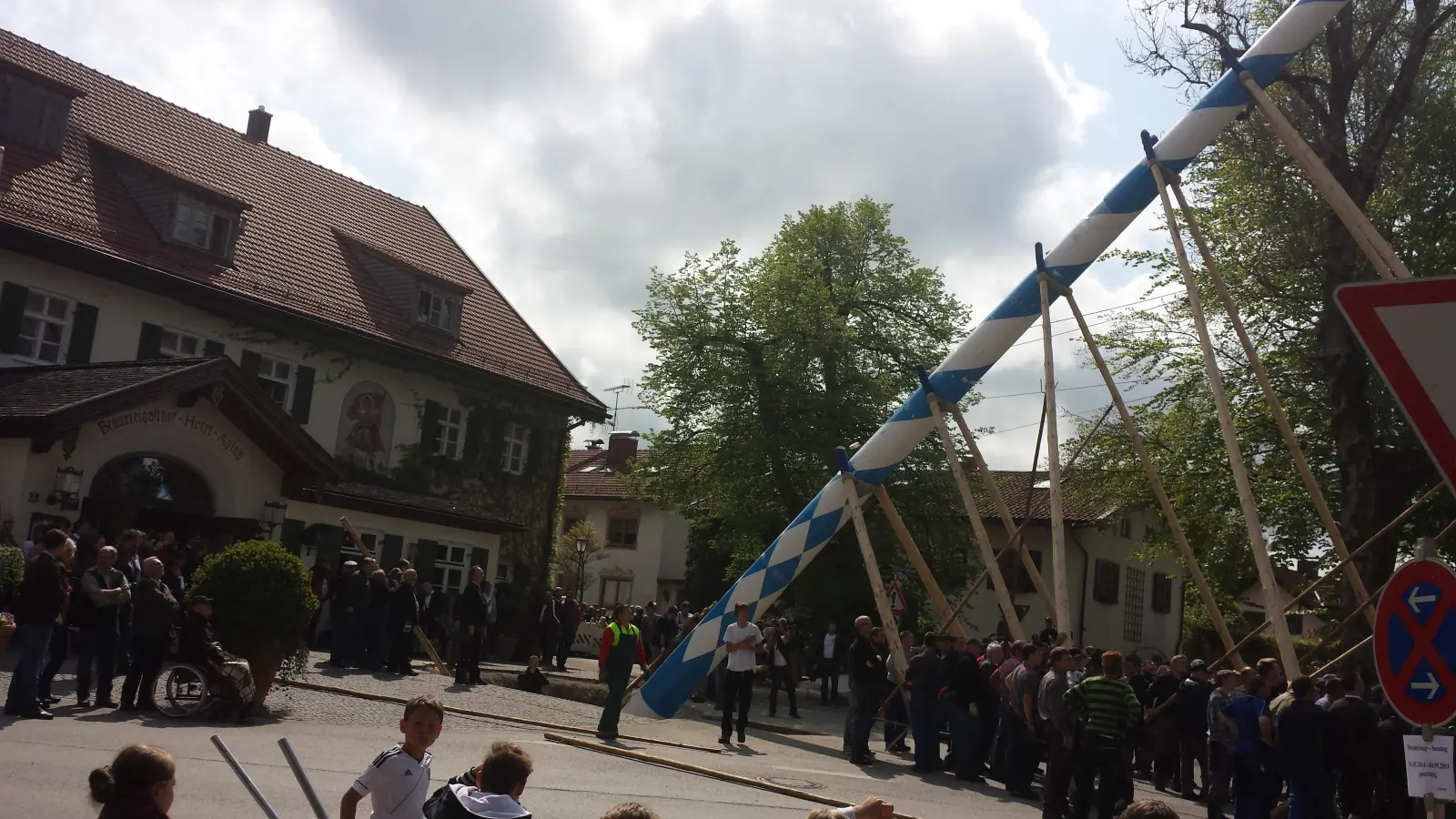 Alle helfen mit, wenn es am 1. Mai gilt den neuen Maibaum in Aying aufzustellen. Zuschauer sind herzlich willkommen. (Foto: Stefan Dohl)