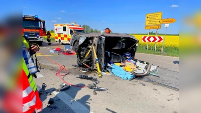 Die eingeklemmte Person musste von der Feuerwehr aus dem Microcar befreit werden. (Foto: KBI Dachau)