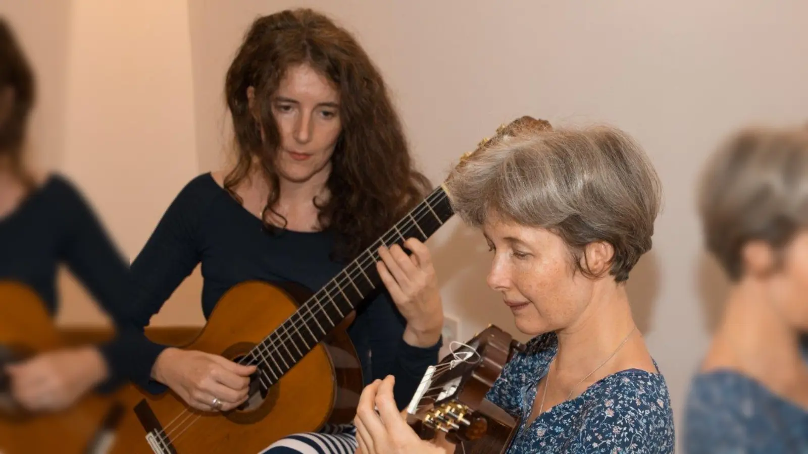 „Poesie auf zwei Gitarren” lassen Nadja Offinger und Nicolette Landgraf erklingen. (Foto: VA)