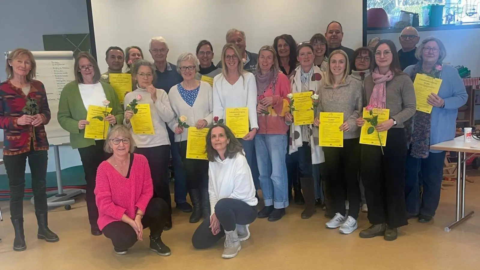Zum Abschluss der Schulung gab es Zertifikate. Darüber freuten sich auch Sonja Herrmann (l. knieend) von der Fachstelle für pflegende Angehörige westl. Landkreis Starnberg sowie Dorothee Wrede (r. knieend), Koordinatorin ehrenamtliche Alltagsbegleitung NBH Inning. (Foto: NBH Inning e.V.)