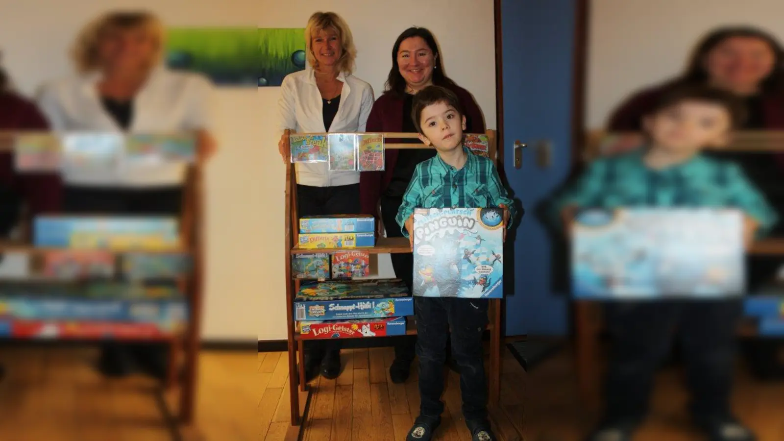 Andrea Faltermeier (Kindergarten St. Matthias) freut sich mit Branka und Oliver Lukic über die Spielothek. (Foto: job)