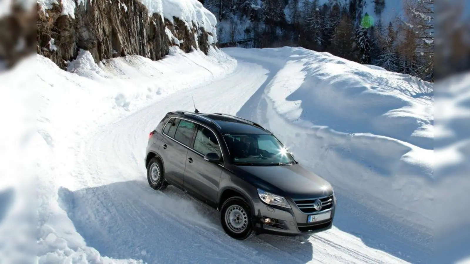 Winterreifen sind jetzt ein Muss auf Gebirgsstraßen. Autofahrer sollten unbedingt auch an passende Schneeketten denken, rät der ADAC. (Foto: Foto: ADAC)