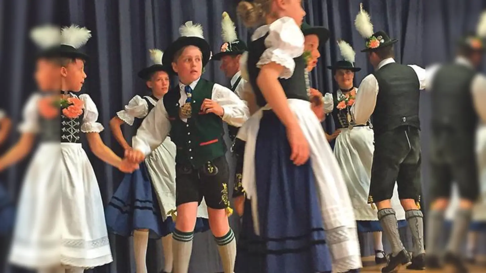 Die Trachtler freuen sich über jeden, der sich für Volkstanz, und Traditionen interessiert. 	 (Foto: Würmbachtaler)