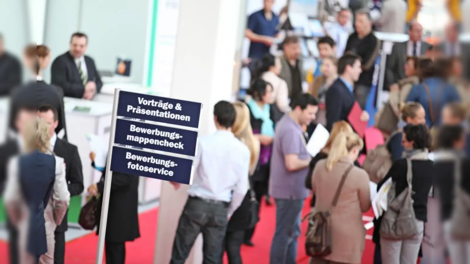 Viele Informationen rund um Bildung und Beruf sowie ein buntes Rahmenprogramm sorgen auf der jobmesse münchen für Karriere-Kicks. (Foto: pi)