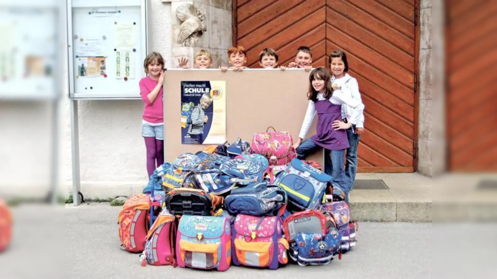 Die Kinder der Turnerschule in Waldtrudering haben bisher 45 gebrauchte Schulranzen für bedürftige Kinder gesammelt.	 (Foto: Privat)