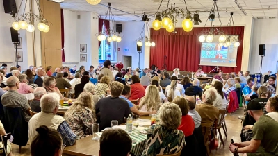 Über 200 Bürger kamen zur Sitzung des Bezirksausschusses 22, als dieser das Thema „Geflüchteten-Unterkunft in der Sandbergstraße” diskutierte. (Foto: Ulrike Seiffert)