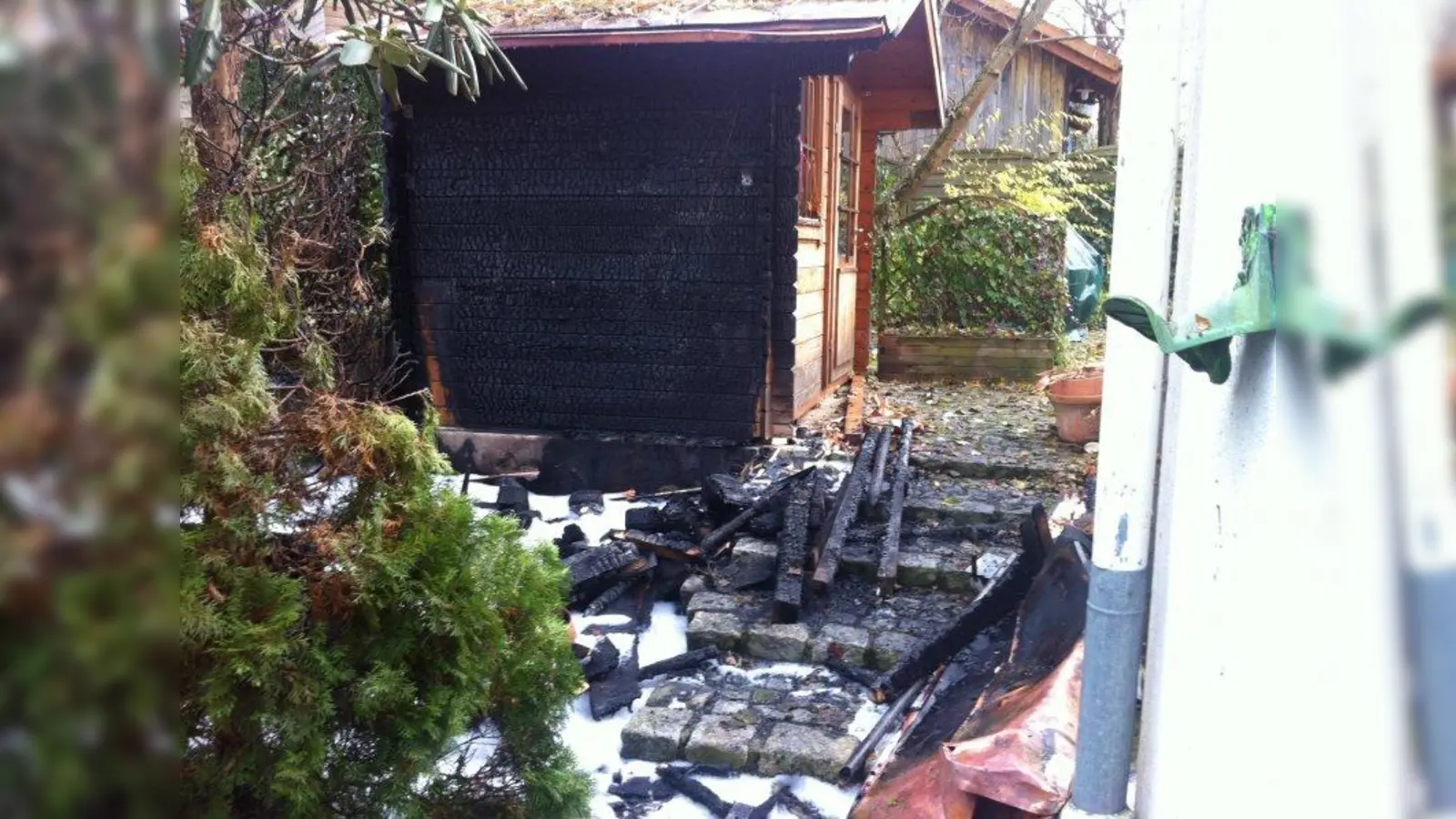 Das abgebrannte Gartenhaus. (Foto: pr)