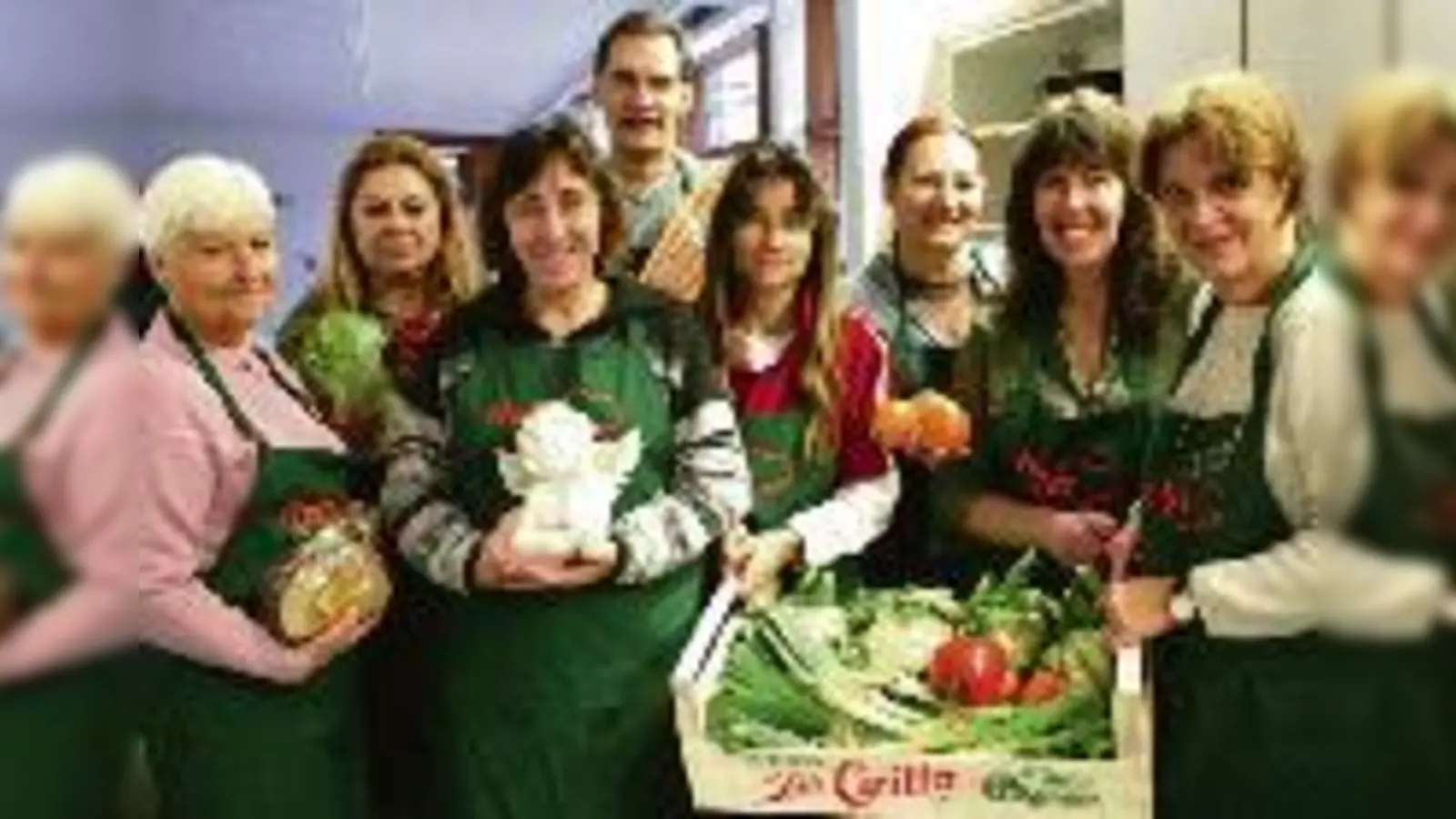 Stolz hält Selma Mörsch, Vorsitzende der Unterföhringer Nachbarschaftshilfe, den Weihnachtsengel in Händen: 2004 rief sie das »Projekt Mahlzeit« ins Leben und wird seitdem tatkräftigt von vielen freiwilligen Helfern unterstützt.	  (Foto: ko)