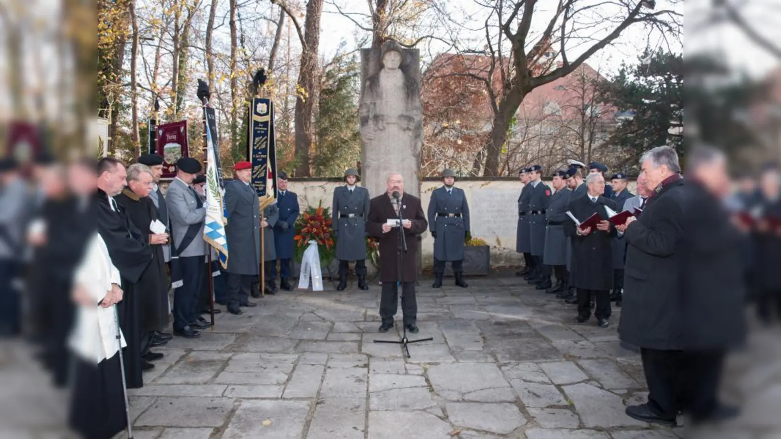 Hartmut Brömstrup, Vorsitzender der Veteranen- und Reservistenkameradschaft Pasing, rief auf zu Frieden und Völkerverständigung. (Foto: Kerstin Recker)