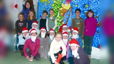 Lehrerin Katharina Meindl (oben l.) und die Weihnachtswichtel aus der Theater-AG der Eversbuschschule. (Foto: pi)