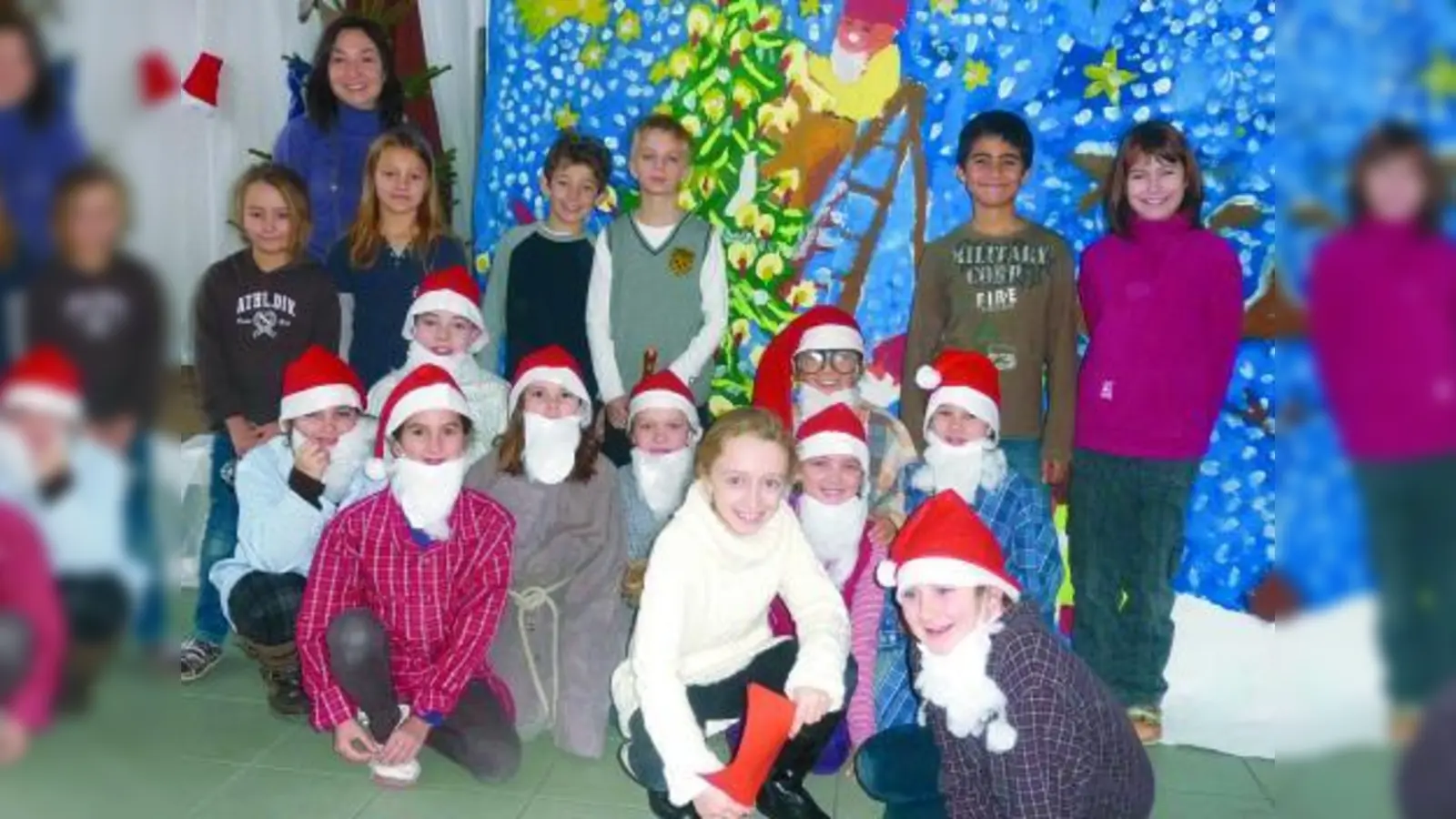 Lehrerin Katharina Meindl (oben l.) und die Weihnachtswichtel aus der Theater-AG der Eversbuschschule. (Foto: pi)