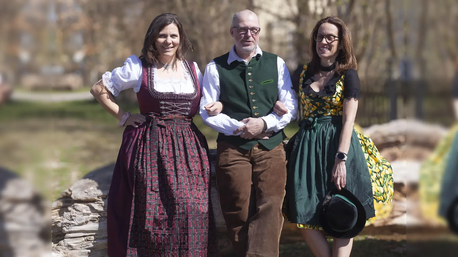 Mitarbeiterinnen und ein Mitarbeiter der aktion hoffnung präsentieren Trachtenoutfits, die beim Markt angeboten werden. (Foto:  Marie Kracker, aktion hoffnung)