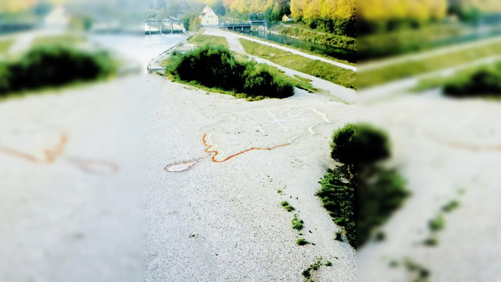 54 x 34 Meter misst das »landart«-Mahnmal von Paul Krächan in den Isarauen nahe der Großhesseloher Brücke.  (Fotos: Privat)