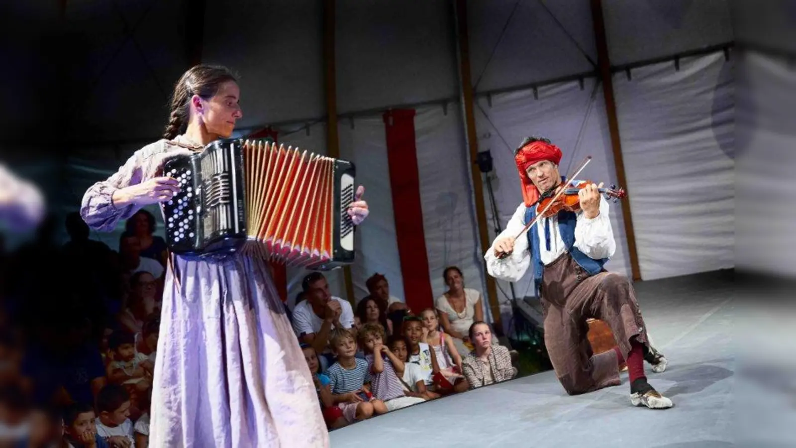 Vier Märchen der Gebrüder Grimm inszenieren Nicole et Martin auf der Bühne. (Foto: Luigi Sergio Tenani)