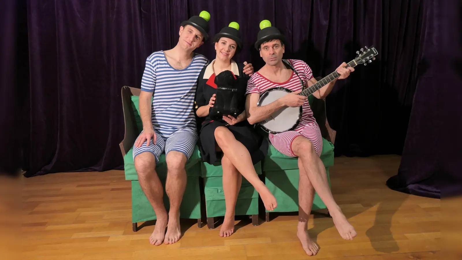 Leon Sandner, Marina Granchette und Christoph Theussl mit “Loriots Dramatische Werke”. (Foto: Claus Kumutat)