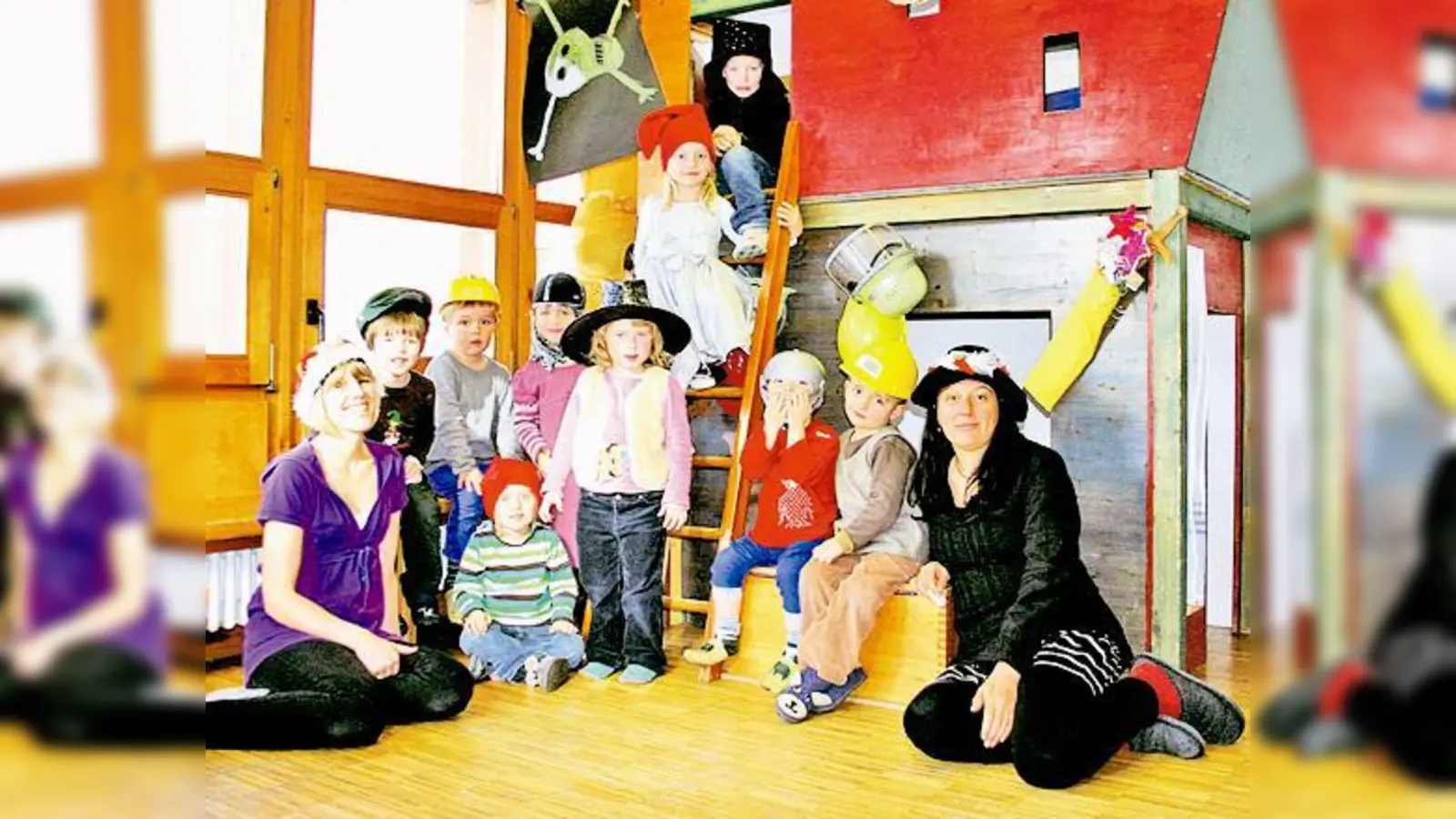 Die Kinder aus der Kindergruppe Giesing und die beiden Kindergärtnerinnen Konni Rödner (l.) und Sonia Forgia suchen neue Räume.  (Foto: Hettich)